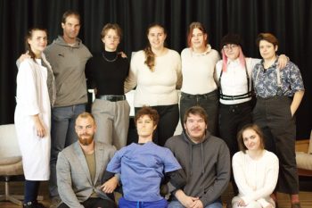 Die Theatergruppe rund um Michael Blum (hinten links) präsentiert Dürrenmatts "Physiker" in einer leichten Neubearbeitung. Bild: Realschule Schleiden