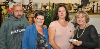 Freude über die ersten Spenden aus dem Regalverkauf. Von links: Thomas Pilz, Bettina Beul, Maria Hamacher und Kathi Greuel. Foto: Reiner Züll