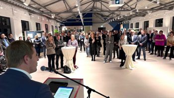 Rund 100 Gäste waren zur Eröffnung des neuen „Ideenfabrik Nachhaltige Wirtschaft“ in die alte Tuchfabrik gekommen. Foto: Wolfgang Andres/Kreis Euskirchen