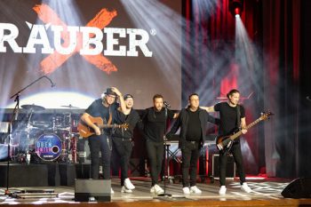 Beim Publikum seit Jahrzehnten beliebt: Die kölsche Rockband „Räuber“. Bild: Tameer Gunnar Eden/Eifeler Presse Agentur/epa