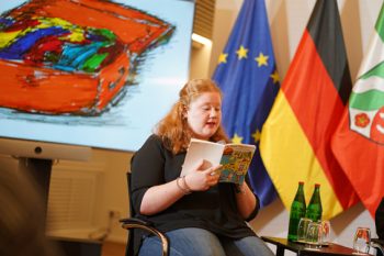 Schreibwerkstatt-Teilnehmerin Marie Emonds aus Kreuzau liest ihre Geschichte vor. Bild: Robin Teller / Land NRW