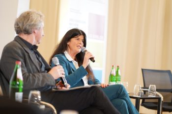 Claudia Hoffmann, Leiterin der Schreibwerkstaetten, im Interview mit Moderator Michael Serrer (Leiter Literaturbuero NRW). Bild: Robin Teller / Land NRW