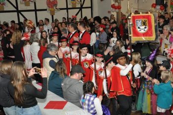 Nicht mehr aus dem Kaller Karneval wegzudenken sind die "Musketiere", die mit eigener Standarte in den voll besetzten Saal einmarschierten. Foto: Reiner Züll
