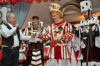 Bürgermeister Hermann-Josef Esser übergibt Prinz Michael den Rathausschlüssel. Foto: Reiner Züll