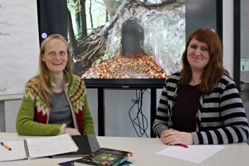 In Kooperation mit Bibliotheksleiterin Michelle Wagner (r.) beschäftigt sich Katrin Oberländer mit Kaller Sagen und Geschichten. Foto: Alice Gempfer / Gemeinde Kall