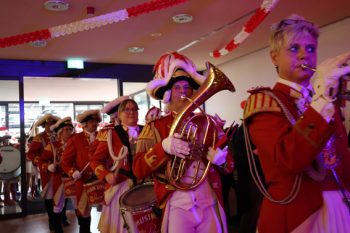 Der Musikzug der Prinzengarde sorgte für Hochstimmung. Bild: Michael Thalken/Eifeler Presse Agentur/epa