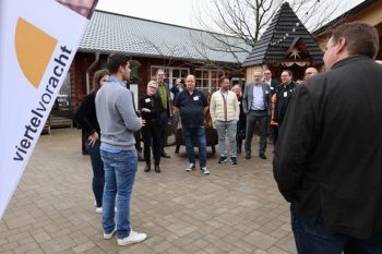 Max Bieger (links) zeigte den Gästen die große Außenanlage des Krewelshofs Eifel. Bild: Michael Thalken/Eifeler Presse Agentur/epa