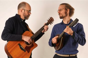 Ein „Leederovend op Ööskerechener Platt“ präsentiert das Duo Martin Sina und Paul Bremen im Kulturhof Vellbrück. Bild: Martin Sina