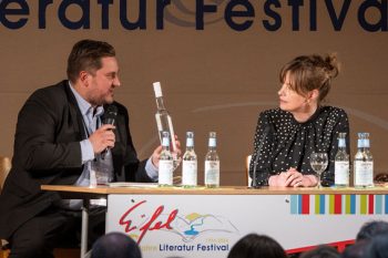 Dr. Johannes Zieden im Gespräch mit der Autorin. Bild: Eifel Literatur Festival