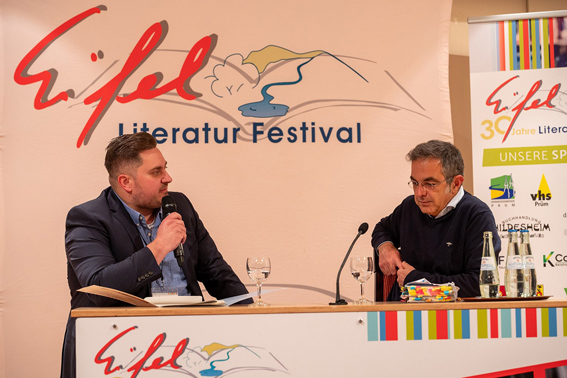 Johannes Zierden, der neue Leiter des Eifel-Literatur-Festivals, stellte dem Autor so manche Frage. Bild: Eifel Literatur Festival