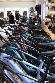 Die Auswahl an Fahrrädern ist groß. Professionelle Beratung wird im neuen Fahrradladen daher großgeschrieben. Bild: Michael Thalken/Eifeler Presse Agentur/epa