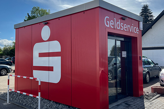 Für die Bargeldversorgung stellt die Kreissparkasse Euskirchen hochmoderne SB-Container wie hier in Flamersheim zur Verfügung. Foto: KSK