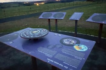 Astronomische Tafeln sorgen für ein besseres Verständnis der Vorgänge am Himmel. Bild: Gemeinde Dahlem