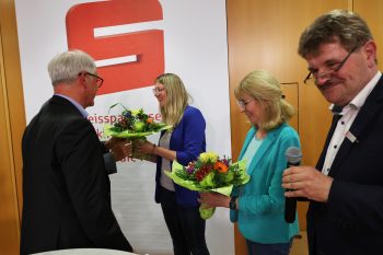 Dank und Blumen gab es für Sarah Voiß (links) und Ute Galußek vom KSK-Vorstandssekretariat für ihre Stiftungsarbeit. Biöd: Michael Thalken/Eifeler Presse Agentur/epa