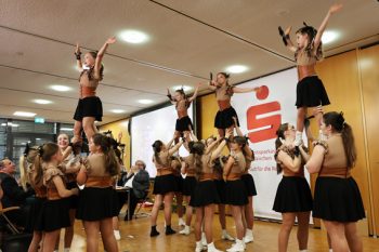 Die jungen Mädchen der Tanzgarde „Schiff Ahoi“ aus Vernich verwandelten das S-Forum in ein akrobatisches Piratennest. Bild: Michael Thalken/Eifeler Presse Agentur/epa