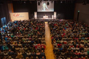 800 Festivalbesucher waren in der Bitburger Stadthalle begeistert. Bild: Eifel-Literatur-Festival