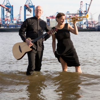 Garantiert ohne KI ist die Musik des Jazz-Duos Susanne Riemer & Wilhelm Geschwind, das zur Auftaktveranstaltung von „Kunst im Fluss“ spielt. Bild: Christina Czybik