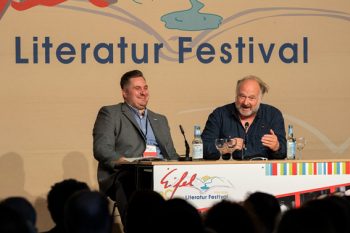 Beantwortete im Gespräch mit Festival-Leiter Dr. Johannes Zierden (links) zahlreiche Fragen: Krimi-Autor Jean-Luc Bannalec. Bild: Eifel-Literatur-Festival