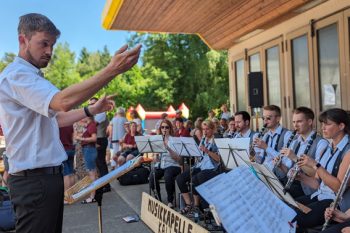 Die Musikkapelle Kall unter ihrem Dirigenten Marco Leibach feiert ihren 70. und lädt zum Sommerfest ein. Bild: Schnitzler