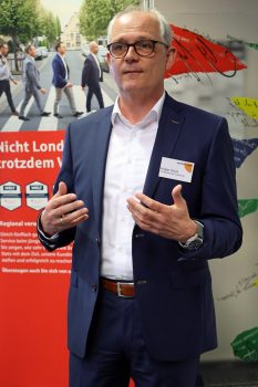 KSK-Vorstand Holger Glück war begeistert von der Innovationsleistung und dem internationalen Erfolg des Tierfutterherstellers Pro Pet Koller. Bild: Michael Thalken/Eifeler Presse Agentur/epa