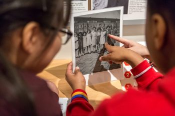 Die Ausstellung im Eifelmuseum bietet auch interaktive Elemente, um Jugendliche besser anzusprechen. Bild: Mandy Klötzer/Anne Frank Zentrum 