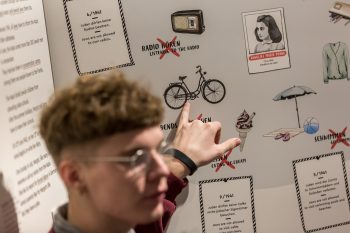Mit Schautafeln wird über die Zeit der Judenverfolgung aufgeklärt. Bild: Mandy Klötzer/Anne Frank Zentrum