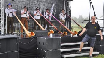 Die Alphornissen aus Blankenheimerdorf eröffneten das Benefiz-Fest von 80-Euro-Waldi (rechts). Foto: Reiner Züll