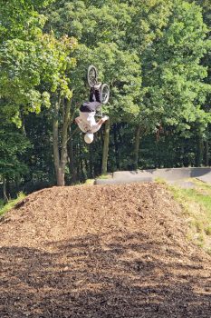 Mit einem Backflip sollte man nur nach längerer Übung durch den neuen Pumptrack fliegen. Bild: Michel Thalken/Eifeler Presse Agentur/epa