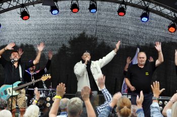 Mit der Kölner Band "De Boore" sang Walter Lehnertz den Benefiz-Song "Hand op et Hätz". Foto: Reiner Züll