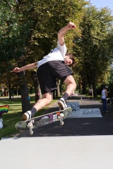 Jan Hochgürtel von der Skaterschule Köln zeigte dem Nachwuchs einige Kunststücke auf der neuen Skatanlage in Euskirchen. Bild: Michael Thalken/Eifeler Presse Agentur/epa