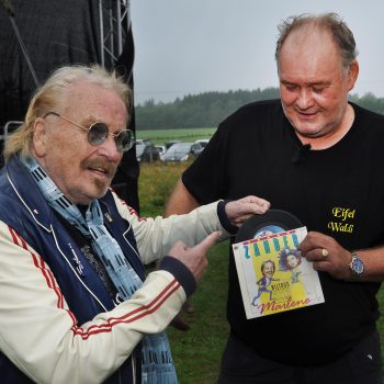 Schlager-Urgestein Frank Zander war eigens aus Berlin nach Krekel gekommen, um Walter Lehnertz zum Zehnjährigen eine Schallplatte mit dem Titel "Marlene" zu schenken. Foto: Reiner Züll