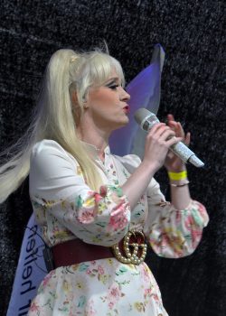 Schlager-Sängerin Jenny eröffnete in Krekel den Reigen der Gesangskünstler. Foto: Reiner Züll