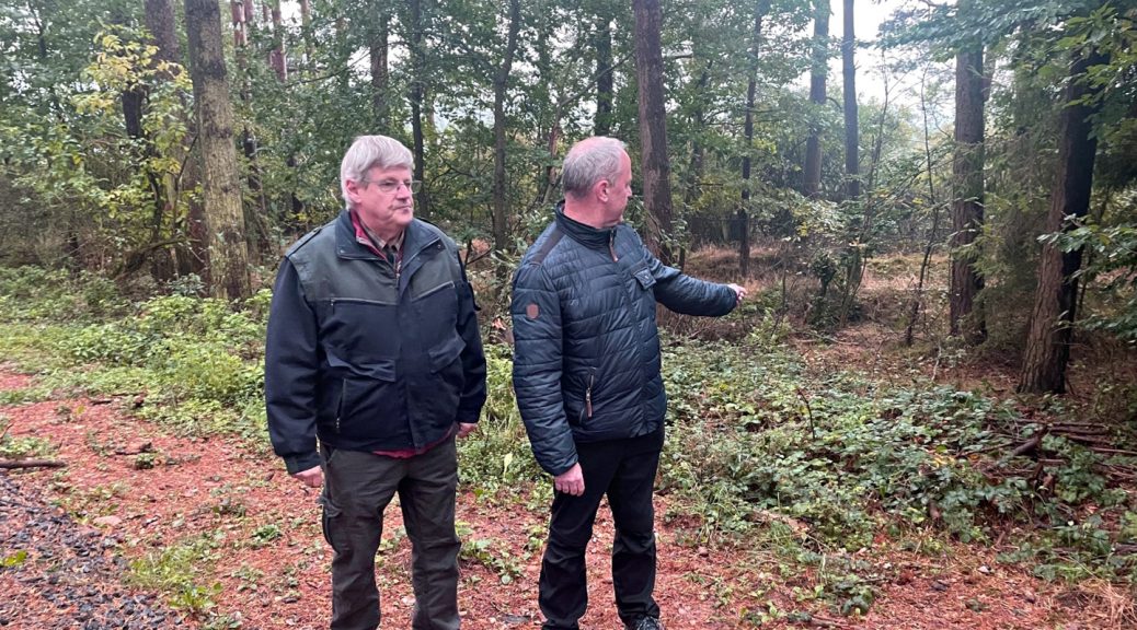 Bürgermeister Hermann-Josef Esser und Harald Heinen an der Stelle an der das gerissene Rehwild gefunden wurde. Foto: Gemeinde Kall / Alice Gempfer