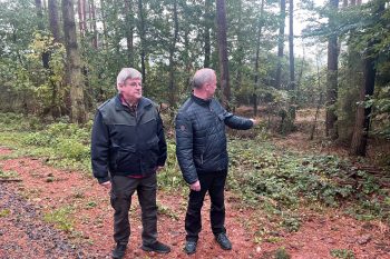Bürgermeister Hermann-Josef Esser und Harald Heinen an der Stelle an der das gerissene Rehwild gefunden wurde. Foto: Gemeinde Kall / Alice Gempfer