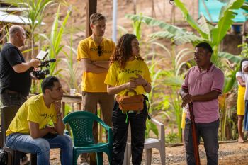 Das Team von CASA HOGAR mit Dr. Theodor Rüber und Eva Ramirez (3. u. 2. v. re.) beim Besuch einer indigenen Gemeinde, die von bewaffneten Gruppen aus ihrer ursprünglichen Heimat vertrieben wurde und die von CASA HOGAR unterstützt wird. Foto: CASA HOGAR