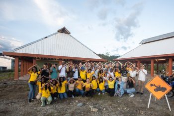 Frauen und Mädchen mit Mitarbeitenden von CASA HOGAR sowie Projektpartnern auf der Baustelle ihres neuen Wohnheims im Chocó. Foto: CASA HOGAR