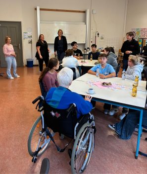 Informationen zum Start von „Jugend trifft Alt“ 2025/2026 geben (stehend v. l.) Anita Backes, Susanne Clausen, Andrea Cosman und Dr. Stefanie Kump. Tim, David, Niklas, Mohamad, Malia, Angelina, Mia, Maria und Lena sind motiviert und startklar. Foto: Rita Witt