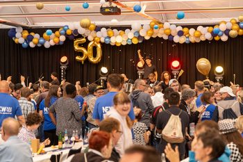 Mit einem grandiosen Fest feierten Beschäftigte und Hauptamtliche mit den beliebten Kölschrockern „Brings“ fünf Jahrzehnte Nordeifel.Werkstätten. Bild: Tameer Gunnar Eden/Eifeler Presse Agentur/epa