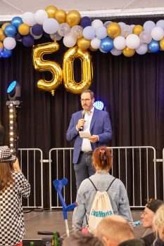 Mit einem großen Schiff mit einer besonderen Mannschaft, bei der jede und jeder Einzelne wichtig sei, verglich NE.W-Geschäftsführer Christoph Werner den größten Dienstleister für Menschen mit Behinderung im Kreis: die Nordeifel.Werkstätten. Bild: Tameer Gunnar Eden/Eifeler Presse Agentur/epa