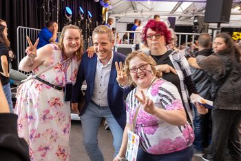 Markus Ramers berichtete nicht nur in seiner Rede begeistert von den Menschen bei den NE.W, sondern zeigte auch davor und danach, dass er ein Landrat mit Bürgernähe ist und dabei keinen Unterschied zwischen Menschen mit oder ohne Behinderung macht. Bild: Tameer Gunnar Eden/Eifeler Presse Agentur/epa