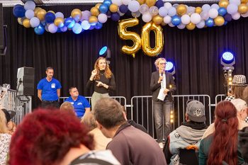 Besonders die individuelle Förderung von Menschen mit Behinderung bei den NE.W hob Verwaltungsratsvorsitzende Rita Witt in ihrer Rede hervor. Bild: Tameer Gunnar Eden/Eifeler Presse Agentur/epa