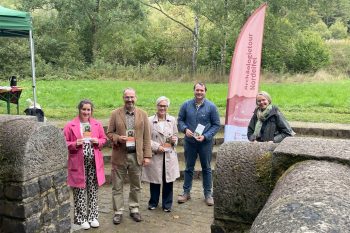 Stellten die 18. Archäologietour Nordeifel jetzt der Presse vor: Enya Zorn (v.l.) (Gemeinde Dahlem), Hans-Gerd Dick (Stadt Zülpich), die Leiterin der Kreiswirtschaftsförderung Iris Poth, Alexander Mauel (Gemeinde Nettersheim) und Dr. Ulrike Müssemeier (LVR). Bild: Nordeifel Tourismus GmbH.