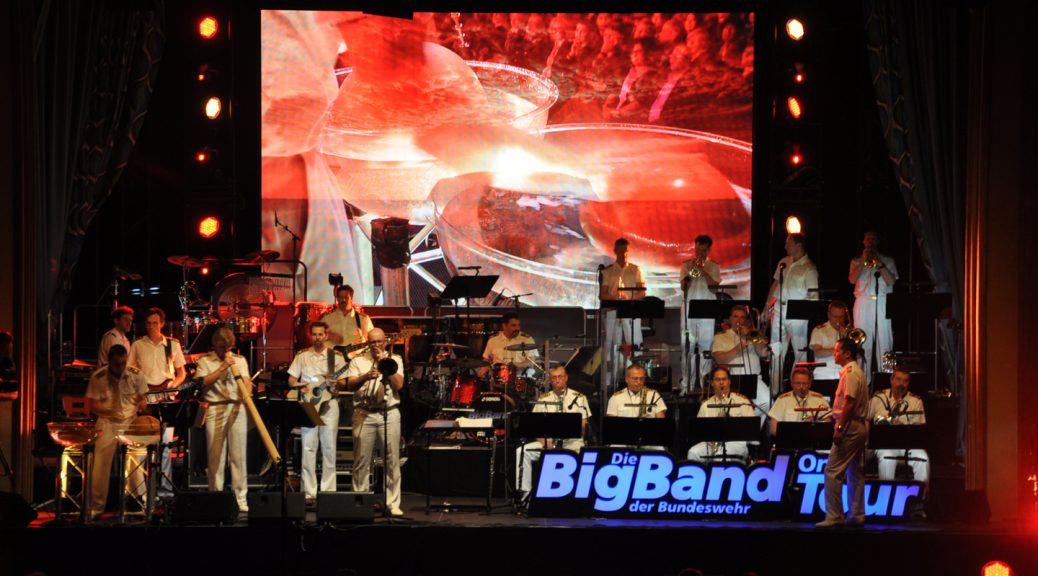 Nach fünf ausverkauften Konzerten gibt die Big-Band der Bundeswehr am 17. und 18. Dezember das nunmehr sechste Doppelkonzert zugunsten der Hilfsgruppe Eifel im Kulturkino Vogelsang. Der Kartenvorverkauf beginnt am 1. Oktober. Foto: Reiner Züll