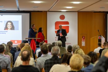 Für seine fortwährende Unterstützung des Handwerks und der Lossprechungsfeiern wurde Udo Becker (v. r.) von Jessica Kuhn, Geschäftsführerin der Vereinigten Kreishandwerkerschaft Düren – Euskirchen – Heinsberg, und Kreishandwerksmeister Thomas Rendenbach geehrt. Bild: Tameer Gunnar Eden/Eifeler Presse Agentur/epa