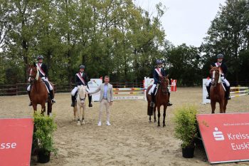 Marius Linden von der Kreissparkasse Euskirchen präsentierte die vier neuen Kreismeister in den Kategorien: Dressur LK 6, Dressur LK 5, Springen und Nachwuchs. Bild: Michael Thalken/Eifeler Presse Agentur/epa