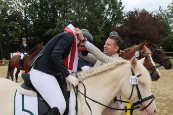 Marius Linden von der KSK Euskirchen konnte gleich vier Siegerschärpen überreichen. Bild: Michael Thalken/Eifeler Presse Agentur/epa