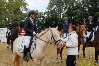 Juliane B. Vetter vom Kreisverband für Pferdesport Euskirchen verteilte die Siegerschleifen. Bild: Michael Thalken/Eifeler Presse Agentur/epa