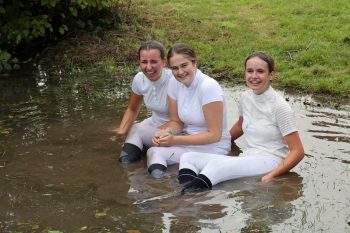 In Enzen landen die neuen Kreismeister traditionell im Wassergraben. Bild: Michael Thalken/Eifeler Presse Agentur/epa