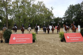 Großaufgebot an tollen Reiterinnen und Reitern: In Enzen präsentierten sich die jeweils drei ersten Plätze der vier verschiedenen Leistungskategorien. Bild: Michael Thalken/Eifeler Presse Agentur/epa