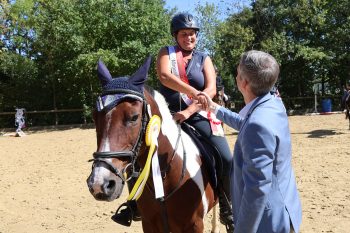 Axel Dehnhard gratulierte der neuen Senioren-Kreismeisterin Jenni Handt auf „Domino“ vom RV Ponyhof Flamersheim. Bild: Michael Thalken/Eifeler Presse Agentur/epa